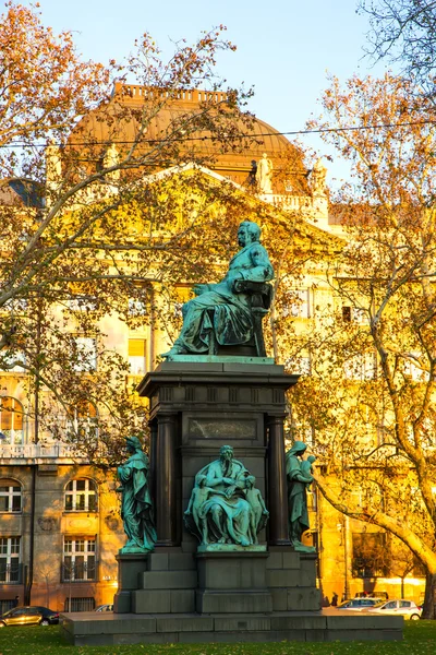 Deak Ferenc staty i Budapest — Stockfoto